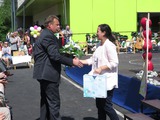 Foto (Gerhard Hofmann) 2: Vizebürgermeister Helmut Wesenauer dankt OÖVP-Klubobfrau Helena Kirchmayr, die sich mit einem kleinen Geschenk an den Kindergarten einstellte.