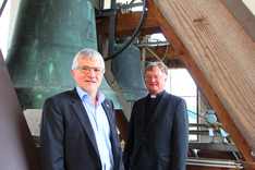 Auch am Glockenturm im Stift Kremsmünster wird geläutet. Bischof Dr. Manfred Scheuer (re.) und Caritas OÖ-Direktor Franz Kehrer, MAS. 
Foto: Diözese Linz 
