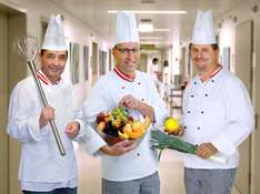 Die Küchenleiter Ernst Reittinger-Hubmer, Michael Ipavec und Wolfgang Templ (v. l.) freuen sich über die Bestnoten beim Audit. 
Bildquelle: gespag