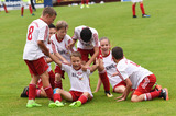 Bilder vom Eröffnungsspiel ASKÖ Ohlsdorf (mit Rewe-Shirts) gegen FC Augsburg (mit gelben Überziehern). - Fotos Wolfgang Spitzbart