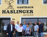 Dir zweite Hälfte der gesammelten 2.000 Euro gingen an die Familie des Haslingerwirtes in Oberregau, liebevoll auch 