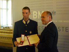 Innenminister Mag. Wolfgang Sobotka überreichte am 02. Oktober 2017 dem Mitglied der Alpinen Einsatzgruppe Gmunden AbtInsp Michael Gruber die Goldene Medaille am Roten Bande.