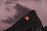 Die eindrucksvollen Bergfeuer erleuchten die Nacht. 
Fotorechte: © ServusTV / MGTV-Media