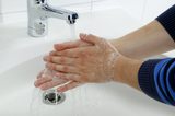 Die Hände gründlich zu waschen bzw. zu desinfizieren ist eine wirksame Möglichkeit das Ansteckungsrisiko zu senken. 
Bildquelle: gespag
