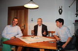 Bild 1: Robert Oberfrank (Bezirksstellenleiter WKO Gmunden), Wilhelm Geisbauer, MSc (reteaming int. Institute), Karl Platzer (Vorsitzender JW Almtal)