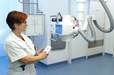 Das neue Kombinationsgerät wird von RT Margit Streibl, leitende Radiologietechnologin im Salzkammergut-Klinikum Bad Ischl, per Fernbedienung bedient. 
Bildquelle: gespag