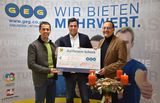 Die GEG-Geschäftsführer Herbert Hartl (r.) und Gerhard Rastinger übereichten Bürgermeister Stefan Krapf einen Scheck über 2500 Euro. 
Foto: Stadtgemeinde Gmunden