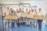 Der gemeinsame Backtag in der Bäckerei Neudorfer war für die Mitarbeiter und die Special Olympics Athleten ein Vergnügen --- Bildhinweis: Andrea Koch Photography