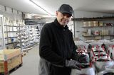 Robert Spitzer bereitet Hydranten für die Spritzlackierung vor -- Bildhinweis: Lebenshilfe Oberösterreich