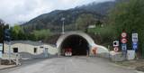 (Abb.: Ostportal Tunnel St. Wolfgang nach der Sanierung mit neuer Betriebszentrale, Foto Land OÖ)