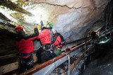 Sicherungsarbeiten der Bergrettung in der Eishöhle (Foto Traschwandtner)