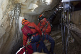 Sicherungsarbeiten der Bergrettung in der Eishöhle (Foto Kain)
