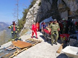 Bergemannschaft beim Abtransport von Verletzten (Foto Dachstein Tourismus AG)