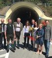 Gemeinde und Bauherrenvertreter überreichten Blumengrüße für die erste Durchfahrt nach der aufwändigen Sicherheits-Sanierung der St. Wolfganger Ortskernumfahrung.