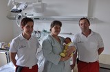 Für eine erfreuliche Abwechslung im Alltag der Rot-Kreuz-Sanitäter aus Scharnstein sorgte der kleine Raphael aus Pettenbach