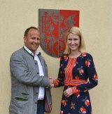 ÖVP-Bürgermeisterkandidat Andreas Hammerl begrüßt Landesrätin Christine Haberlander in St. Lorenz. Foto: ÖVP