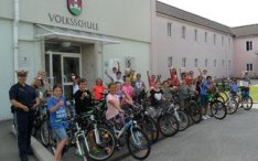 28 Kinder sind zur Fahrradprüfung an der VS Pinsdorf angetreten, 28 Kinder haben die Prüfung bestanden.