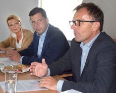 v. r. n. l.: 
 
Mag. Dr. Günter Moser (mjp), Bürgermeister Mag. Stefan Krapf und Vizebürgermeisterin Beate Enzmann. (Foto: Stadtgemeinde)