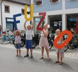 copyrightTVBAttergau_Kinder mit FUZO-Buchstaben vor den Oldtimer-Motorrädern