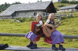 Lena und Hanna Loidl erwarten die Besucher am Almwandertag. 
Bildnachweis: LK OÖ/Bramberger-Bronner,