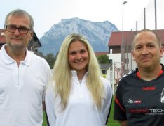 Foto H. Pichler: -- Mario Zoglar (links), Kapitänin Steffi Wallinger und Jürgen Wabitsch): 