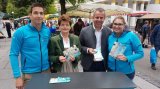 Foto: Die beiden Landtagsabgeordneten Martina Pühringer und Rudolf Raffelsberger mit dem Team der Familienbonus-Tour am Ischler Wochenmarkt.