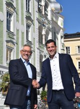 Stadtrat Manfred Andeßner mit Bürgermeister Stefan Krapf. 
Foto: Stadtgemeinde Gmunden 
