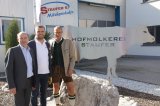 v.l. : LR Max Hiegelsberger, Xaver Staufer und Unimarkt-GF Andreas Haider beim Besuch der Hofmolkerei Staufer. 
Foto: Unimarkt
