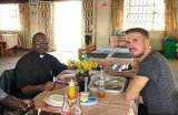 1 Mpora und Mayringer im Speisesaal Uganda