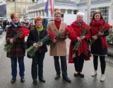SPÖ Frauen und Bürgermeister Hannes Heide verteilen Blumen anlässlich des Frauentags