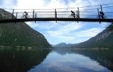 Foto Ravanelli/honorarfrei zur Veröffentlichung: die Hängebrücke am wieder freigegeben Ostuferwander- und Radweg - sie führt über die tiefste Stelle des Hallstättersees.