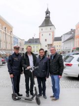 E-Scooter_vlnr Stadtpolizist Gerald Klement, GR Robert Berghammer, StR Stefan Maier und GR Günther Böck
