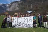 Foto privat: Die jungen Klimwawanderer mit Meteorologe Wolfgang Traunmüller/Blue Sky und Bürgermeister Egon Höll auf ihrer letzten Etappe in Obertraun.