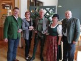 Foto privat: Bürgermeister Egon Höll und Seniorenjausen-Organisator Gerhard Lipovec mit den Damen und dem Herr, die erstmals bei diesem Nachmittag dabei waren.