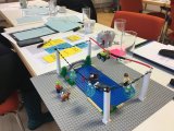 Die Teilnehmer des Design Thinking-Workshops bauten Prototypen aus Lego zu Verkehrslösungen am Attersee. -- ©Business Upper Austria