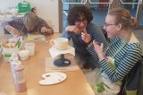 Beim Bemalen von Keramik entstehen bereichernde Begegnungen zwischen Menschen mit und ohne Beeinträchtigung-- Bildhinweis: Lebenshilfe Oberösterreich