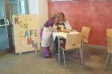 Im Keramikmalcafé werden die Gäste von Menschen mit Beeinträchtigung bedient-- Bildhinweis: Lebenshilfe Oberösterreich
