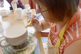 Alexandra Stadler beim Bemalen von Keramik-- Bildhinweis: Lebenshilfe Oberösterreich