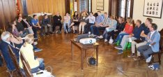 Netzwerken im Interesse junger Menschen, der Sesselkreis der Jugendplattform im Sitzungssaal des Gmundner Rathauses Foto: Stadtgemeinde Gmunden 

