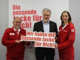 Das Rote Kreuz sucht Freiwillige und hat die passende Jacke für jeden (v.l.): Franz Kahleitner, OÖ. Rotkreuz-Präsident Dr. Aichinger Walter und Doris Gruber. Credit: OÖRK/Hartl