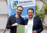 Norbert Rainer vom Klimabündnis Oberösterreich mit Bürgermeister Hannes Heide