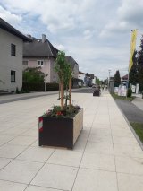 Mitarbeiter des Vorchdorfer Bauhofes finalisieren das Projekt mit den Pflanzentrögen 
(Foto‘s: Marktgemeinde Vorchdorf)