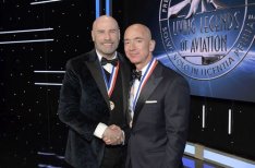 Bildtext: John Travolta und Jeff Bezos bei der Award Ceremony Living Legendes of Aviation 2019 in LA. © Larry Grace