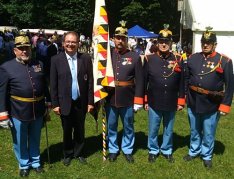 Auf Foto Präsident der Gendarmerie- u. Polizeifreunde Kärnten Arnulf Prasch mit Mitgliedern des IR 42 Gmunden