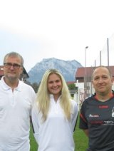 Foto: H. Pichler): Das Erfolgstrio aus dem Vorjahr wird dezimiert: von links: Mario Zolgar- Kapitänin Steffi Wallinger- FCA-Trainer Jürgen Wabitsch