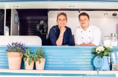 Köchin Anita und Geselle Max in ihrem blauen Foodtruck 
Fotorechte: © ServusTV / Marco Riebler