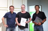 Landesrat Rudi Anschober überreicht die Landespreisurkunde an die Grüne Erde GmbH. -- Fotos: Land OÖ/Sabrina Liedl