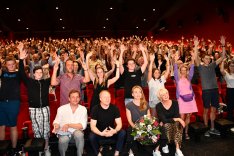 © Sandra Pfeil: Die Leberkäsjunkie-Stars mit hunderten Fans im Star Movie Kinosaal