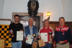v.l. A- Mannschaft: Thomas Schiendorfer (1. Platz), Franz Winterauer (2.), Arnold Haupt (3.) mit Sektionsleiter Sepp Wallmann