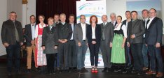 Landesrat Hiegelsberger (O?-) und Landesrat Schwaiger (Salzburg) mit Bürgermeistern der REGIS Gemeinden und REGIS-Team - Foto Regis 
